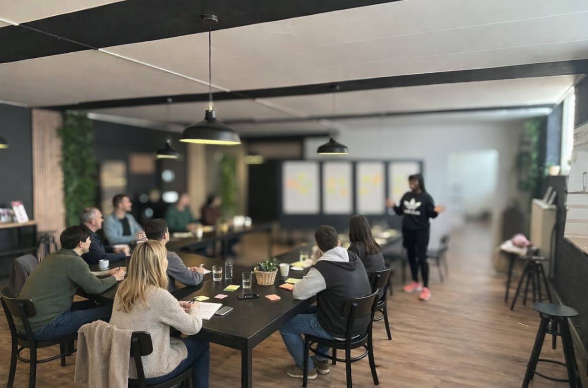 Mariam geeft een workshop bij THE VIBE