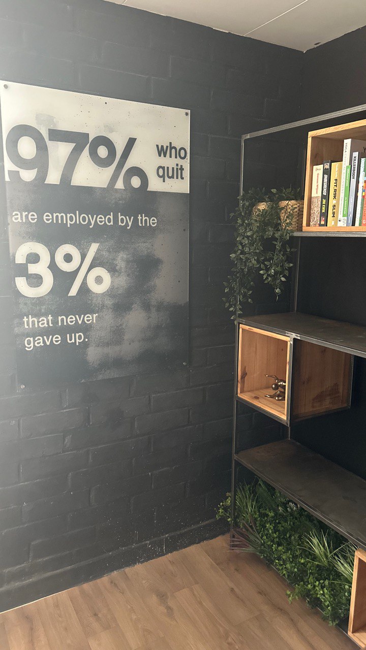 Inspirerend citaat op de muur bij THE VIBE
